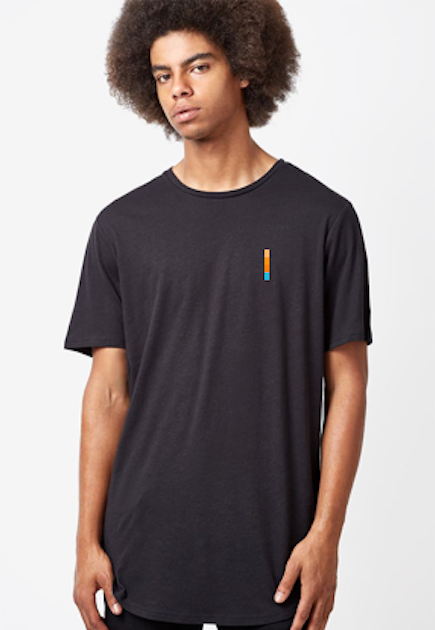 Guy wearing the Manarola long shaped black t-shirt