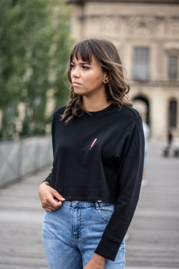 Girl wearing the Canggu black cropped sweatshirt