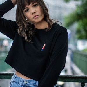 Girl wearing the Canggu black cropped sweatshirt