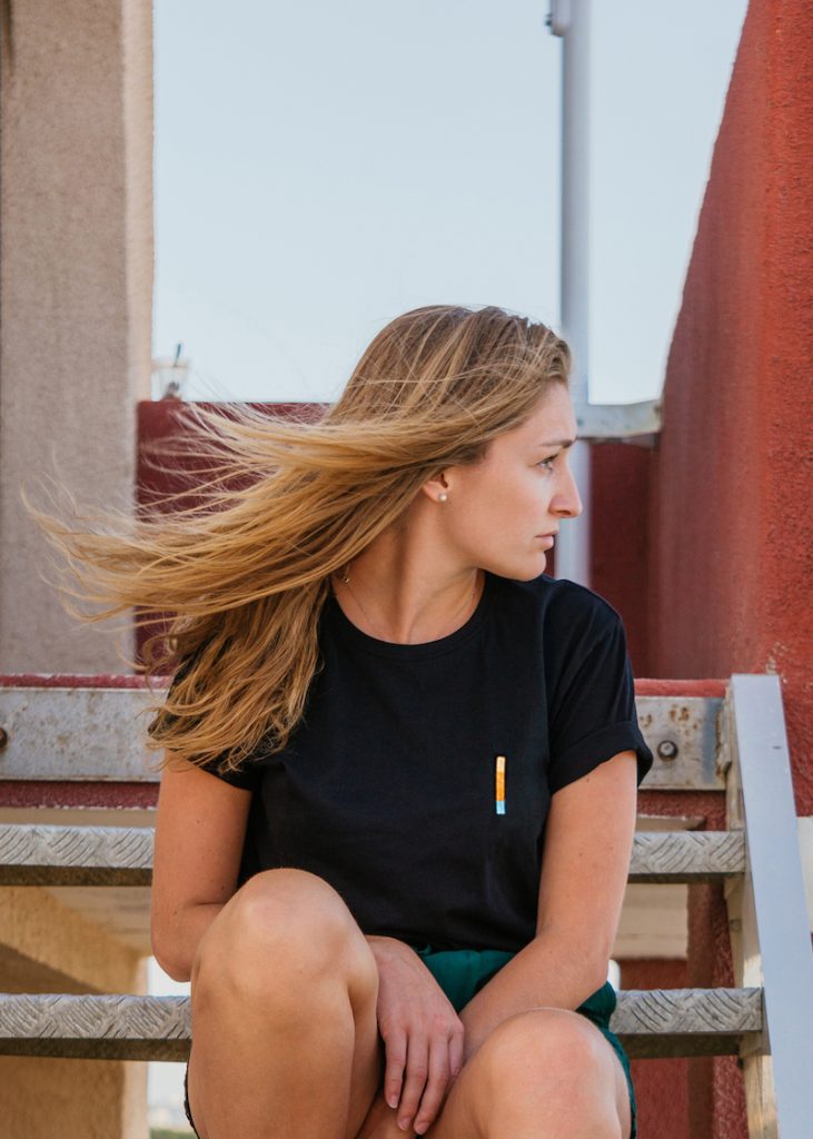 A girl wearing the dusk folded sleeves t-shirt from the manarola collection